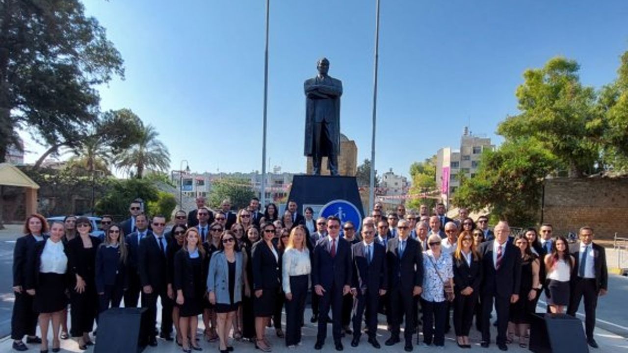 Türkiye İş Bankası 100. yaşında... Banka yöneticileri Atatürk Anıtı'na çelenk koydu
