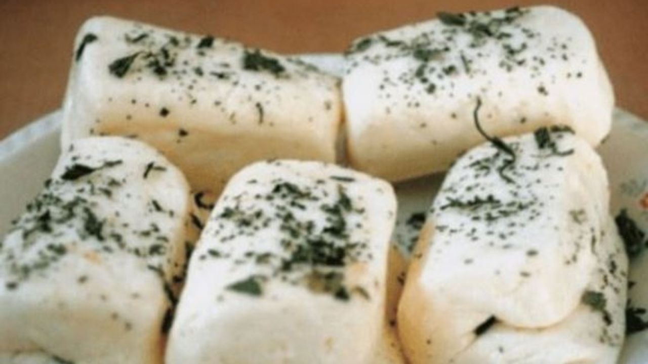 Rum büyükbaş hayvan besicileri “hellimin haraç mezat satıldığı” görüşünde
