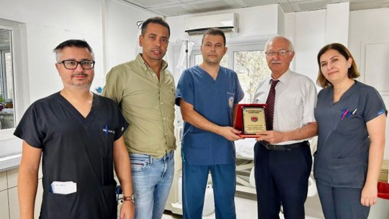 Diyaliz ve Böbrek Hastaları Derneği’nden Prof. Dr. Gür’e plaket