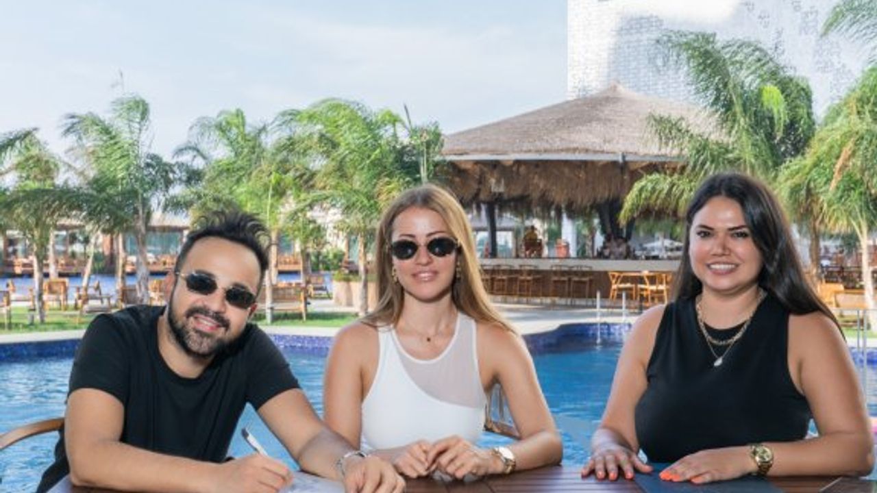 Ünlü şarkıcı Derya Uluğ da Grand Sapphire Blu'ya yatırım yaptı