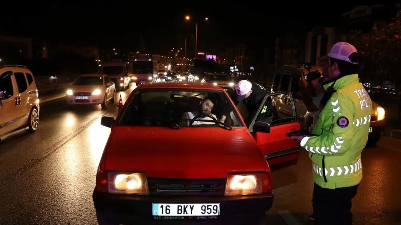 Akan trafiğin ortasında uyuyakaldı, cadde kilitlendi