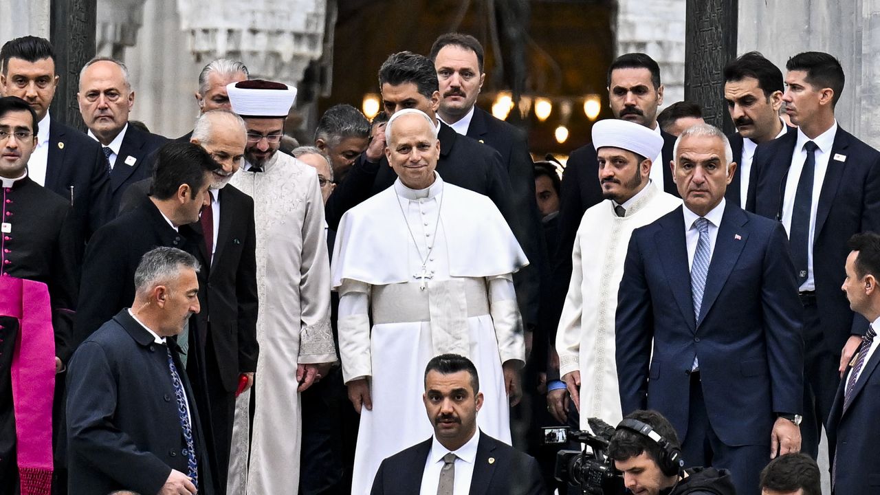 Vatikan Devlet Başkanı Papa 14. Leo, Sultanahmet Camisi'ni ziyaret etti