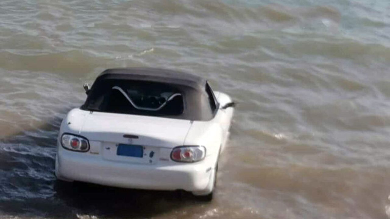 Kadın arabasını denize attı