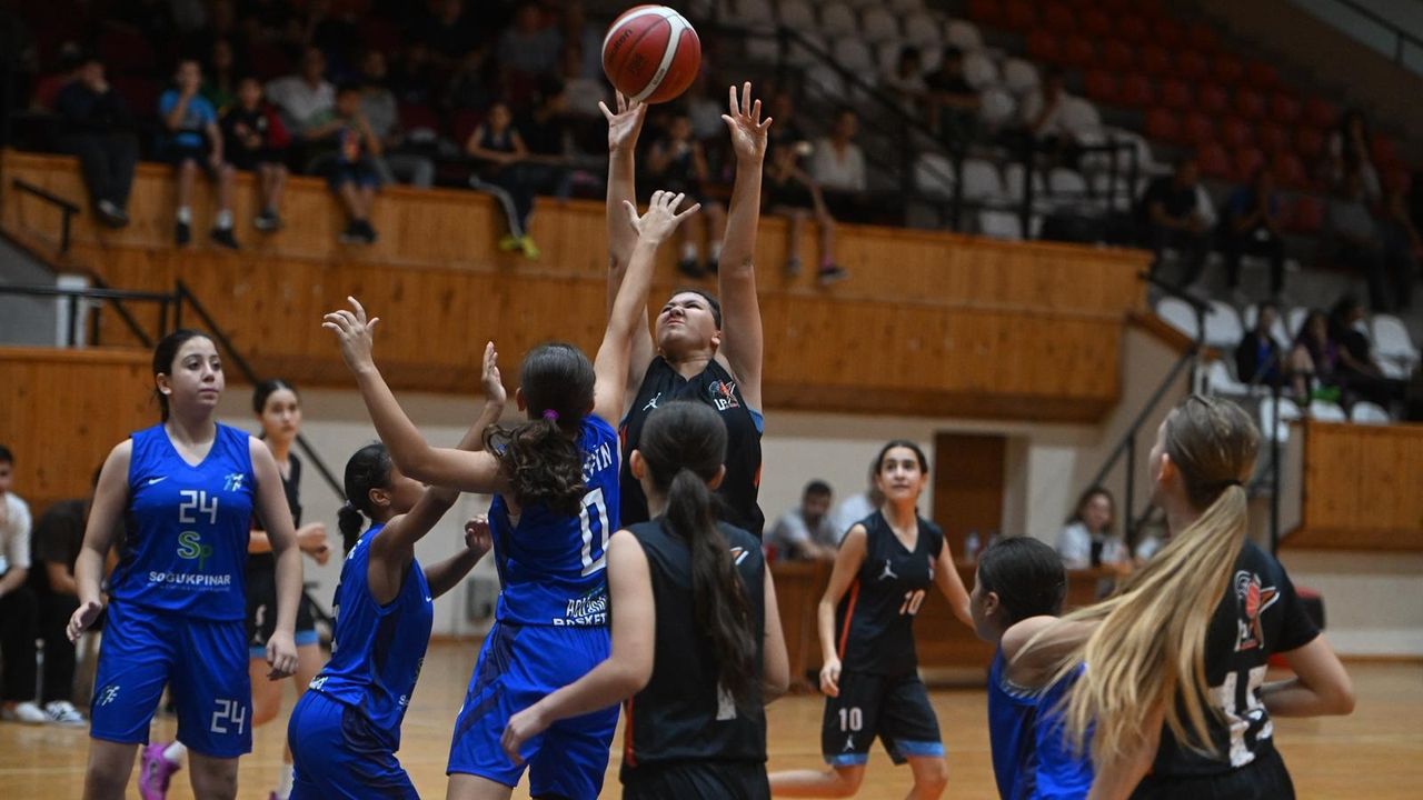 Akdeniz ve Koopspor farklı galip