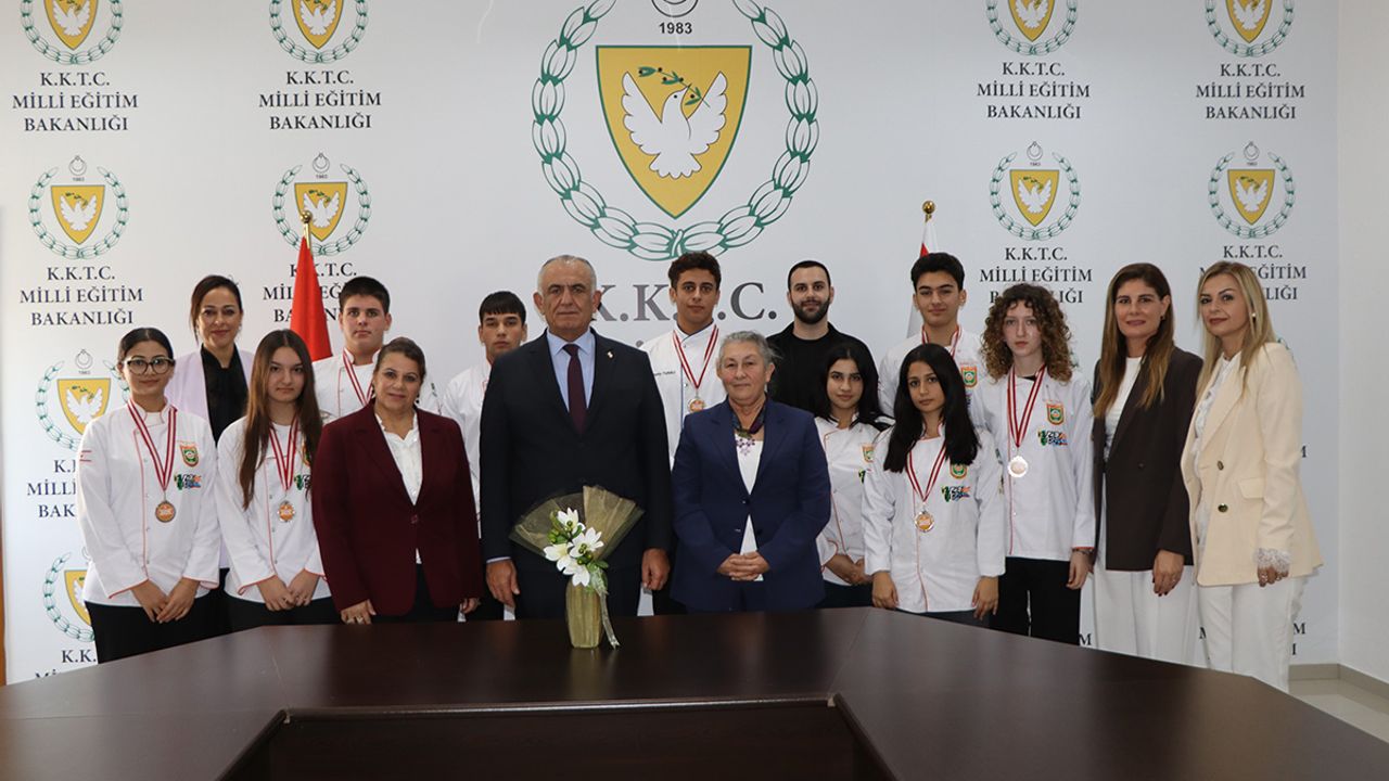 Çavuşoğlu, Güzelyurt Meslek Lisesi Turizm Alanı öğrencilerini kabul etti