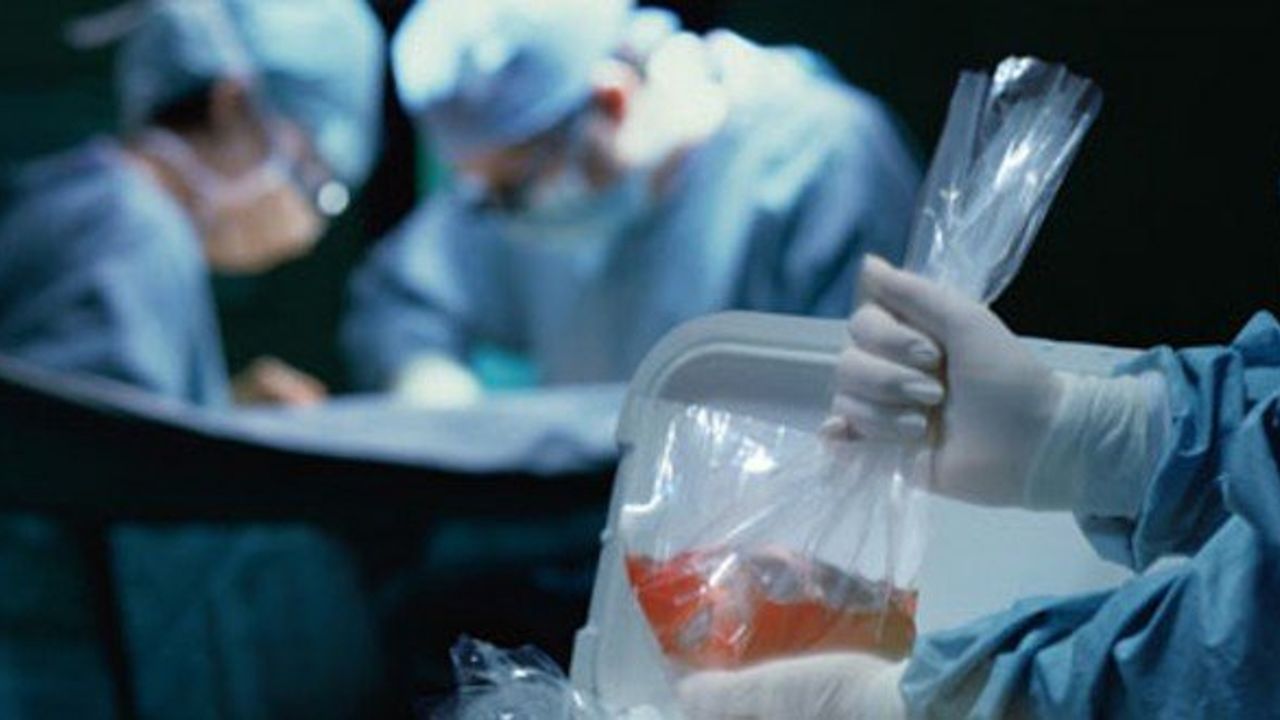 Güney Kıbrıs ve İsrail’den 3 hastaya çapraz böbrek nakli yapıldı.