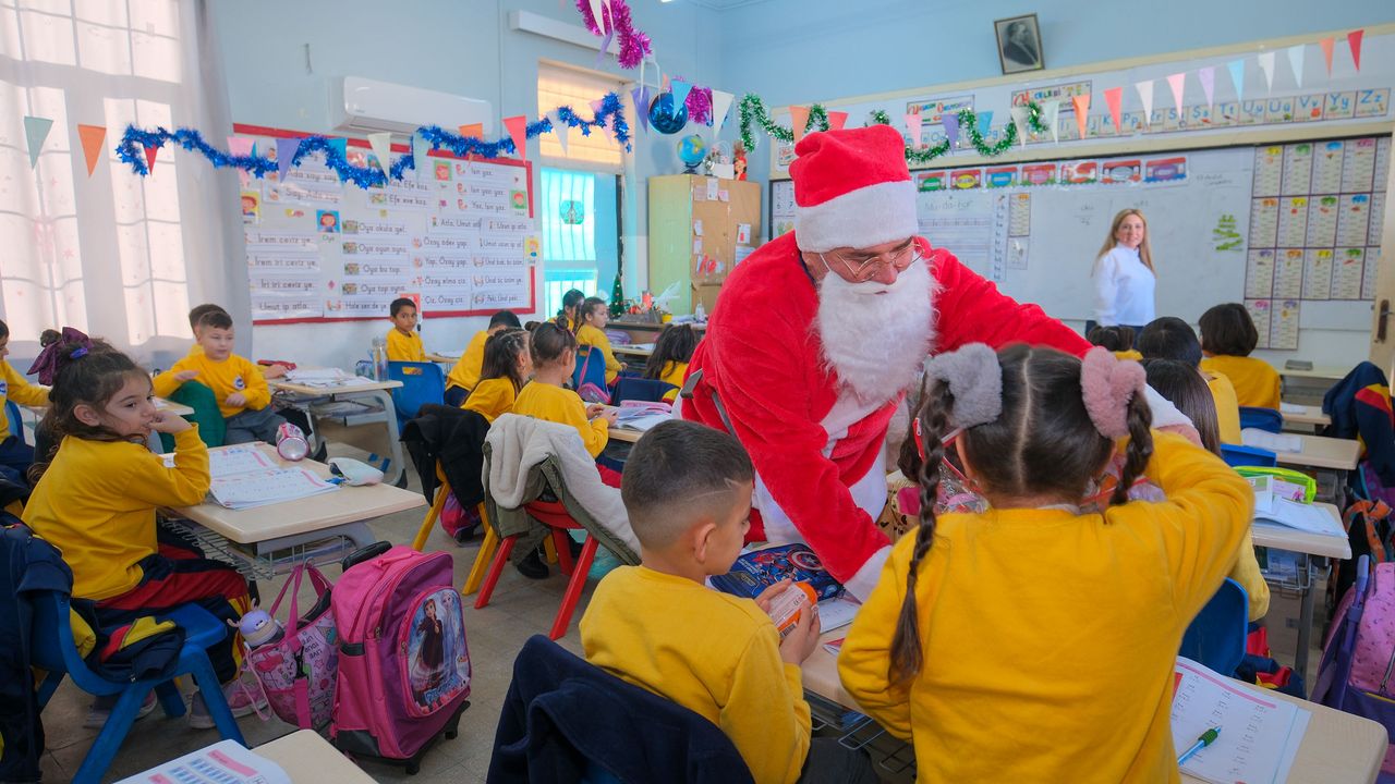 Gazimağusa Belediyesi 3 bin 855 çocuğa yeni yıl hediyesi verdi