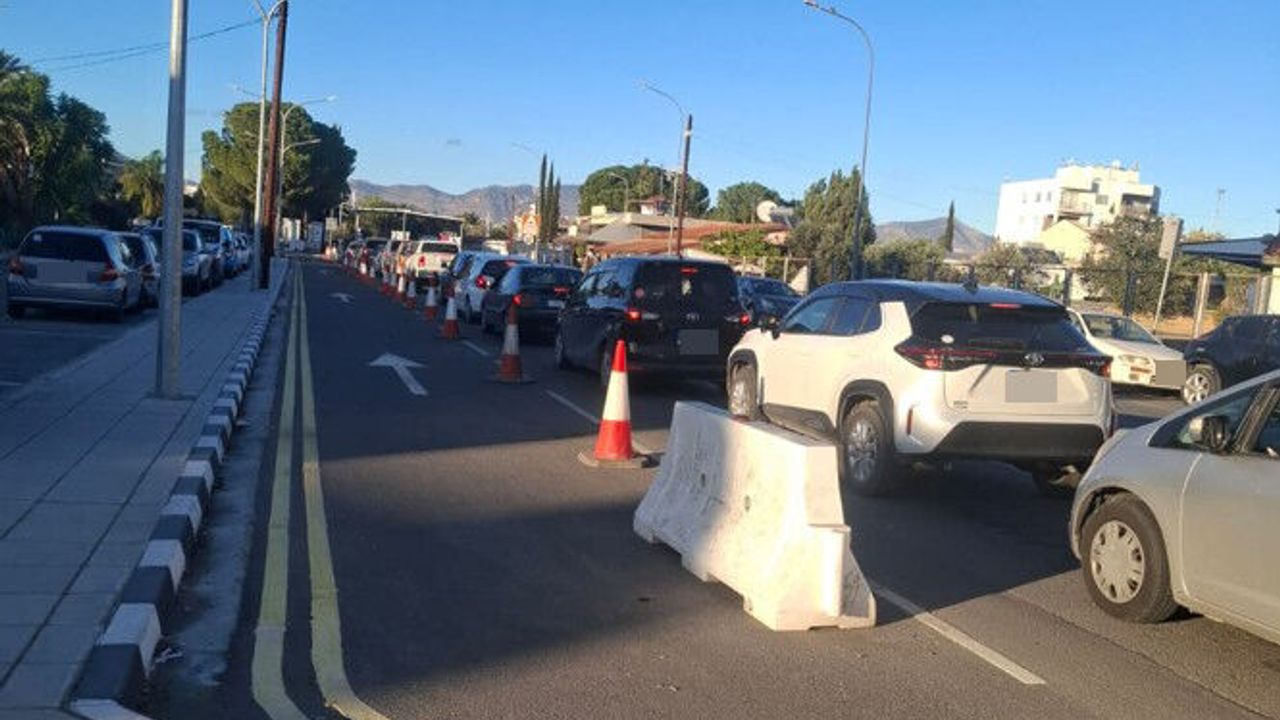 AKEL Milletvekili Damianu'dan sınır kapılarında kimlik tespiti ve cezaların tebliğ edilmesi yöntemi konusunda şikâyet