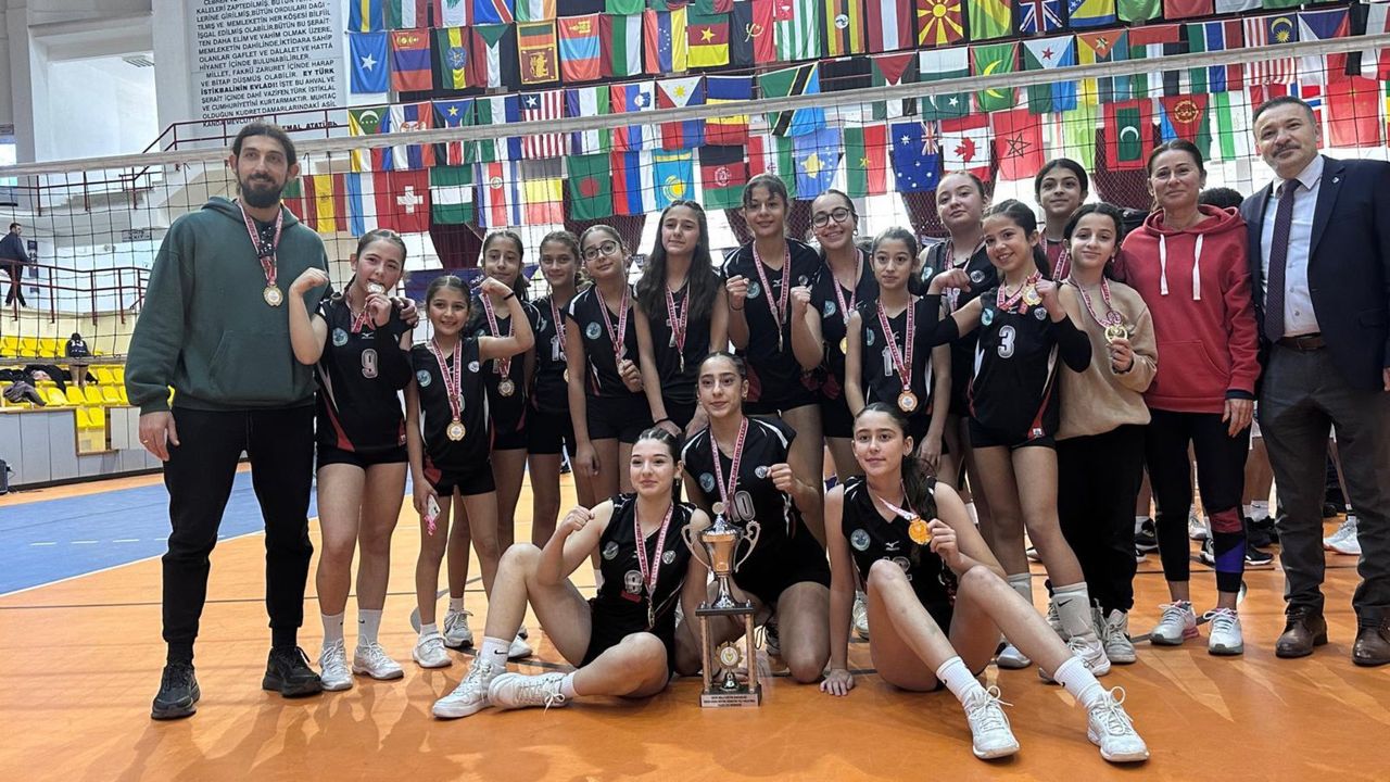 Kızlarda Canbulat Özgürlük Ortaokulu şampiyon