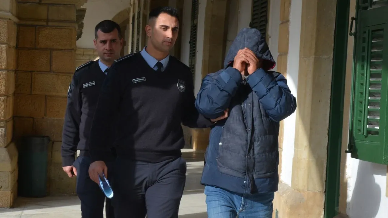 400 Euro’ya bagajda insan geçirdi