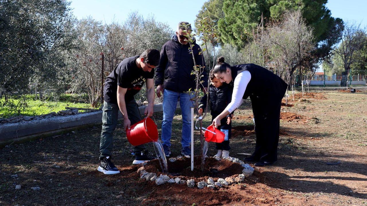 İskele Belediyesi Ötüken Özel Eğitim Okulu’nda meyve bahçesi oluşturdu