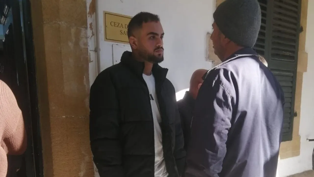 Arkadaşının cep telefonunu çaldı