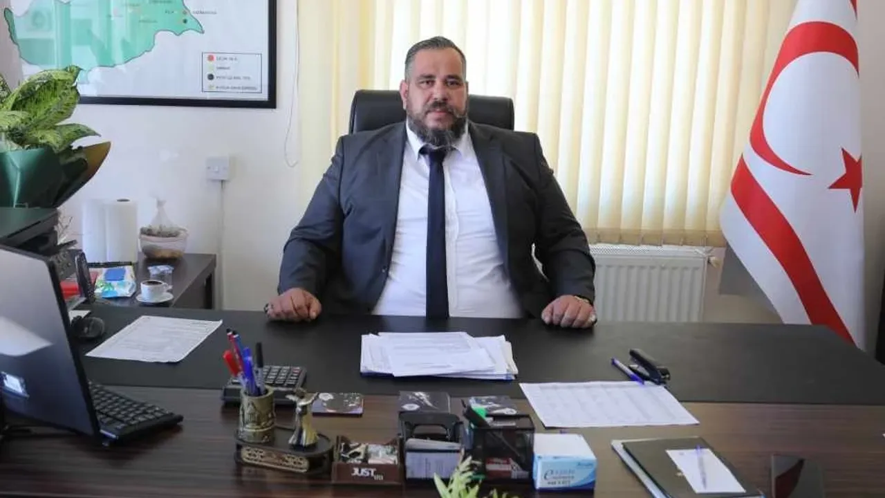 “Kimsenin maskarası değilim”