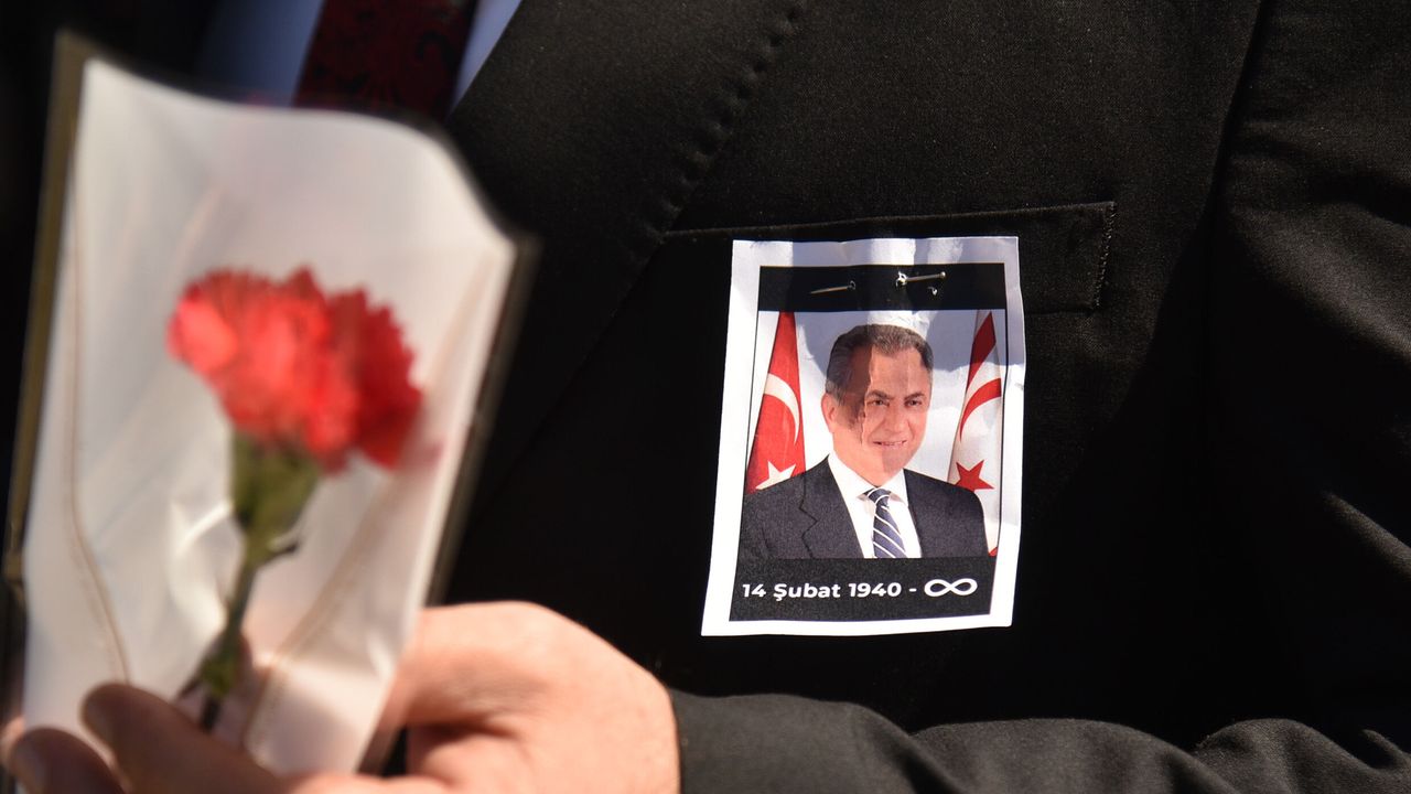 İrsen Küçük 7'nci ölüm yıl yönümde kabri başında anıldı