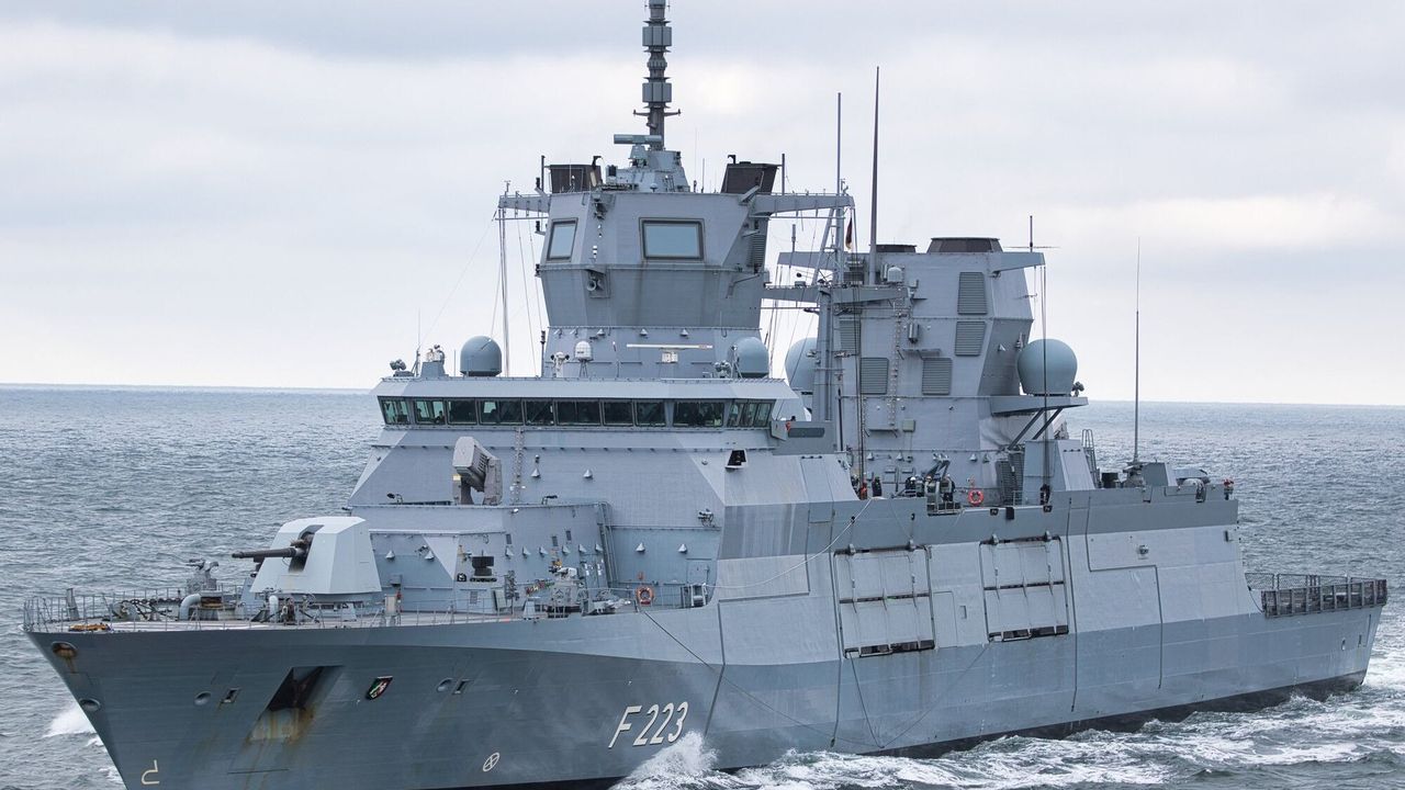 Alman savaş gemisi Limasol'da