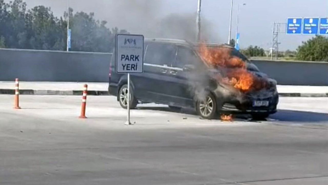 Ercan’da park halinde bulunan bir araçta yangın çıktı