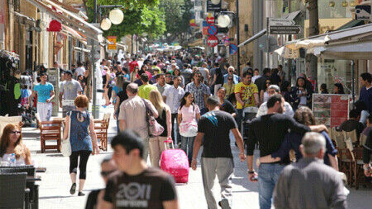 Olağanüstü hal talimat ve SMS'lerinden korkan Rum halkı market ve benzin istasyonlarına hücum etti