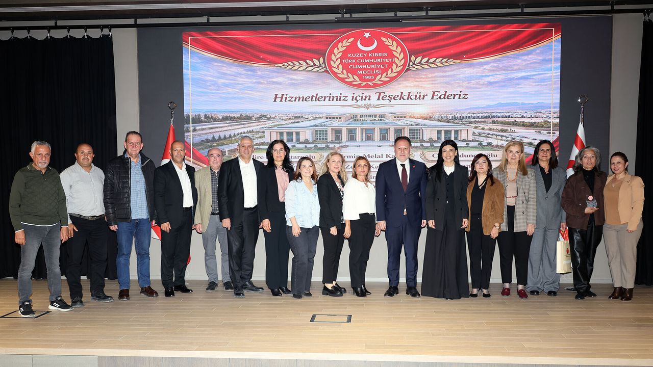 Cumhuriyet Meclisi’nde emekliye ayrılan personele hizmet plaketi verildi