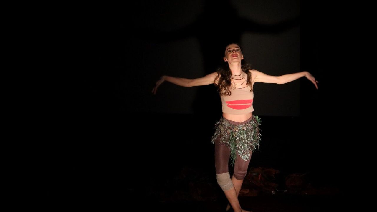 Kadının yolculuğu sahnedeydi