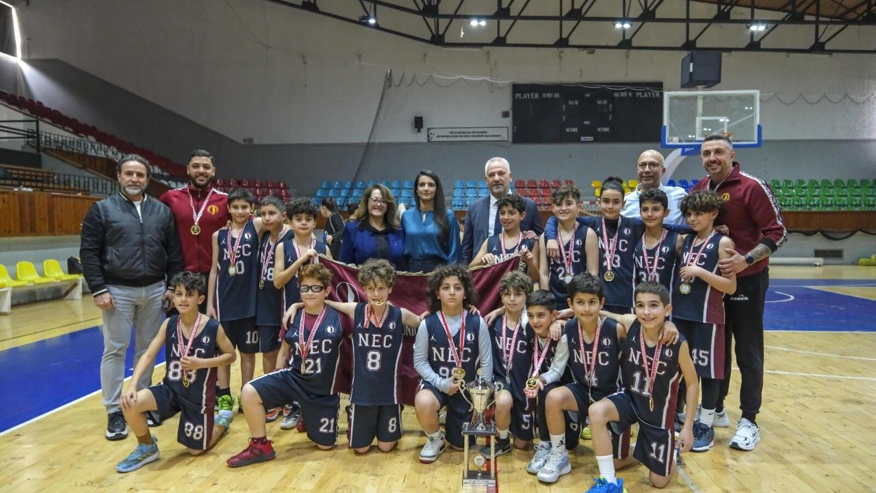 Yakın Doğu İlkokulu basketbolda namağlup şampiyon!