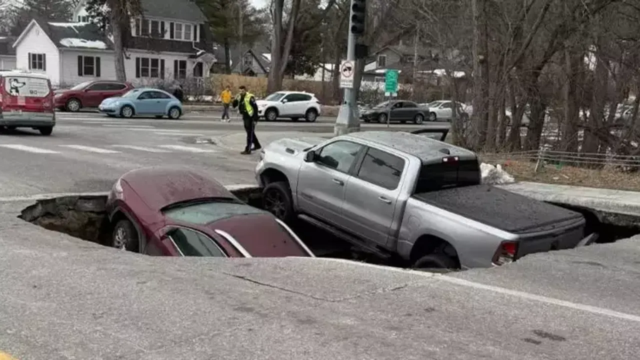 Yol çöktü, araçlar çukurun içine girdi