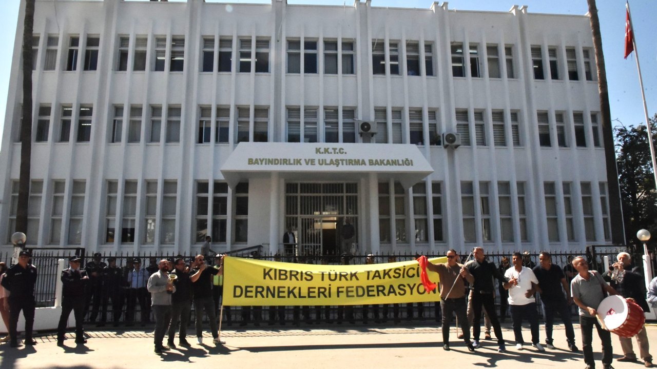 Kıbrıs Türk Taksici Dernekleri Federasyonu, Bayındırlık ve Ulaştırma Bakanlığı önünde eylem yaptı