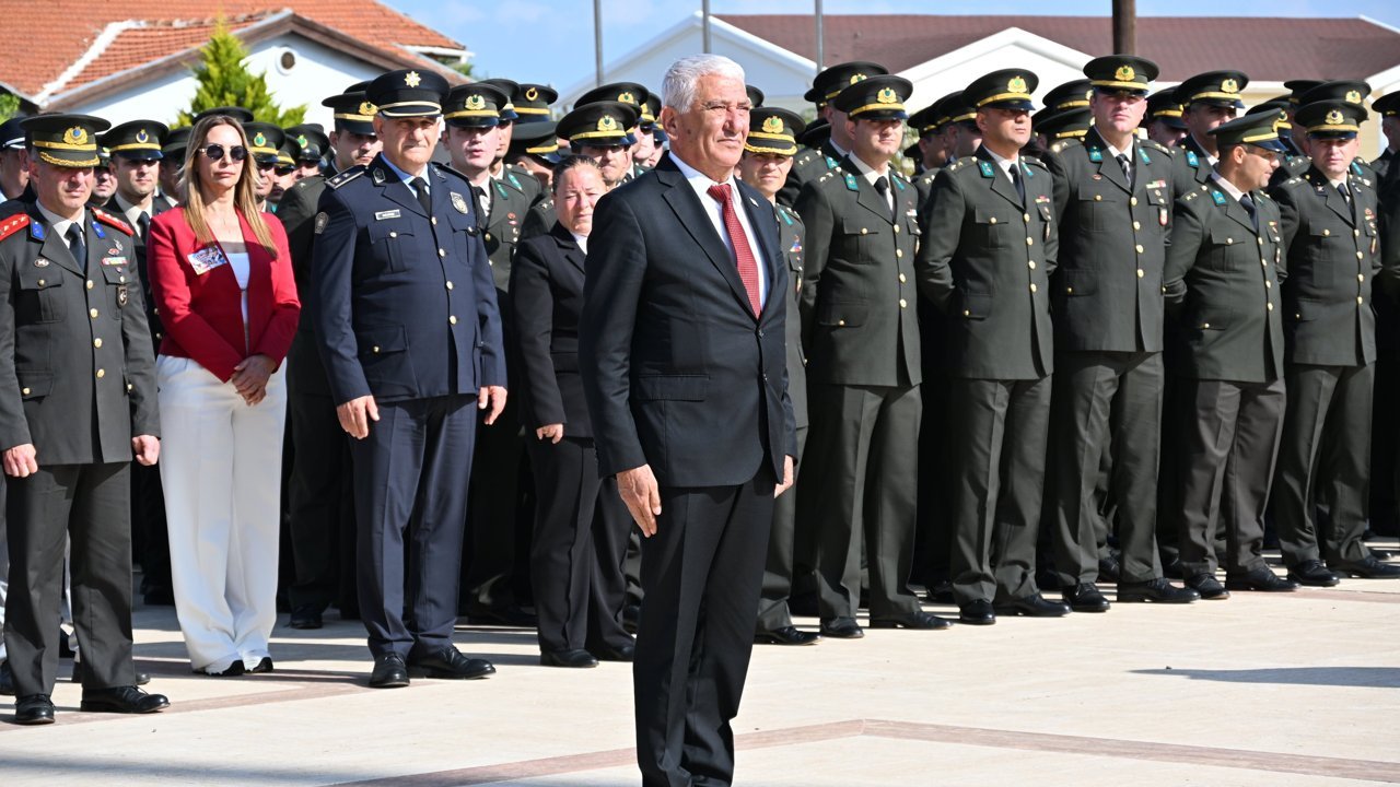 Özçınar, 23 Nisan Ulusal Egemenlik ve Çocuk Bayramı kutlama törenine katıldı