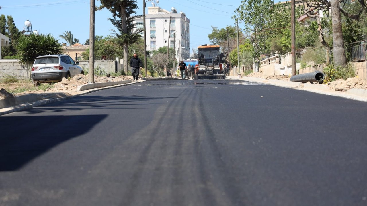 İskele Belediyesi yol bakım ve asfalt çalışmalarını sürdürüyor