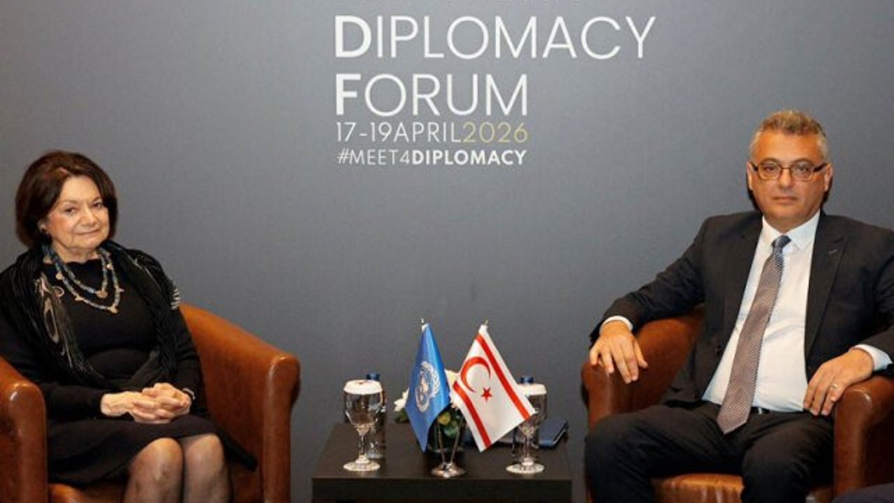 Erhürman-Dicarlo görüşmesinde yer alan KKTC bayrağı Rum tarafının tepkisine neden oldu