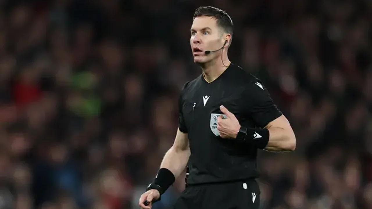 Hakem, maçın ortasında telefonla konuştu