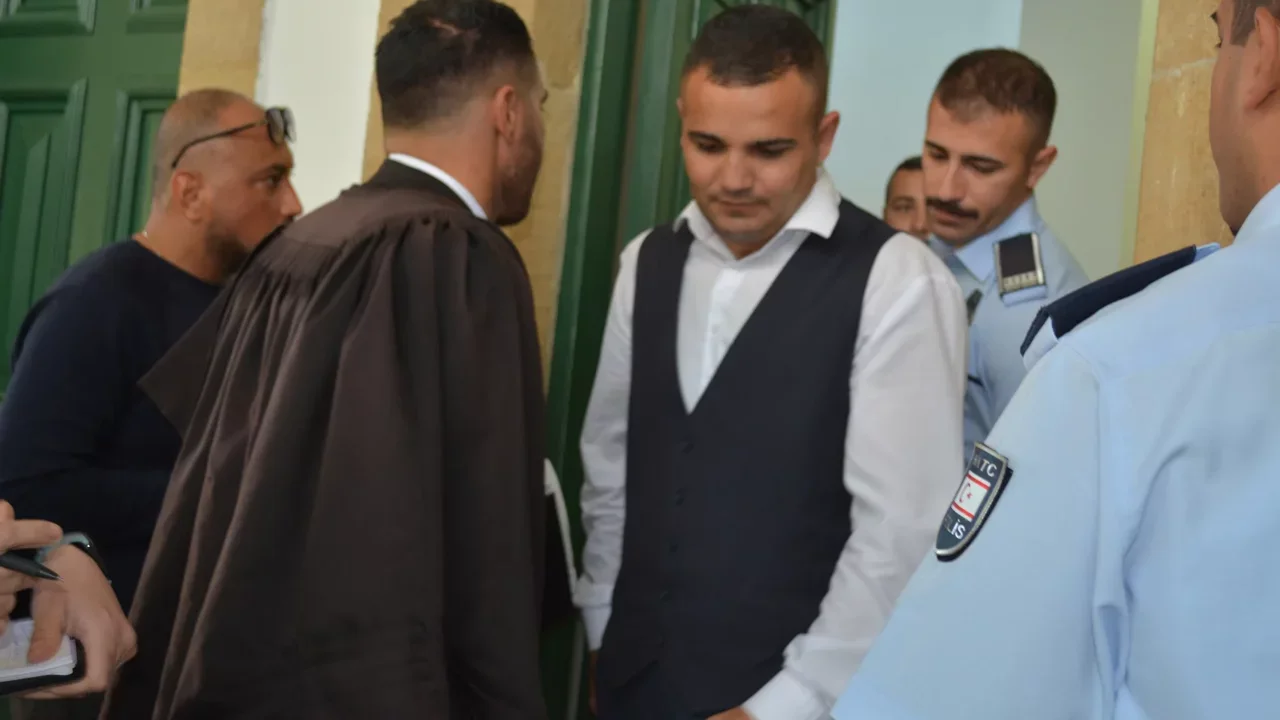 İnşaat demiriyle kız arkadaşının evini bastı