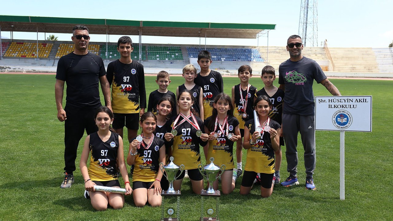 Şht. Hüseyin Akil İlkokulu çifte şampiyon