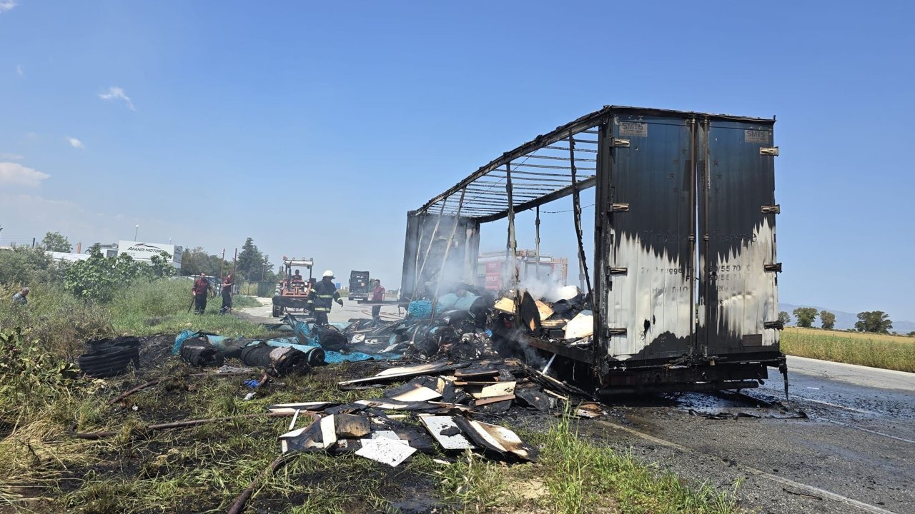 Mobilya ve halı yüklü tır dorsesi küle döndü