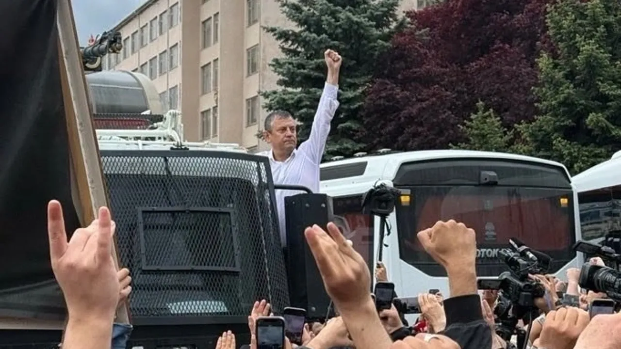 Özel, TBMM'ye yürüdü