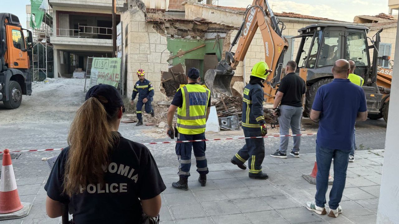 Larnaka'da terk edilmiş evin çatısı çöktü