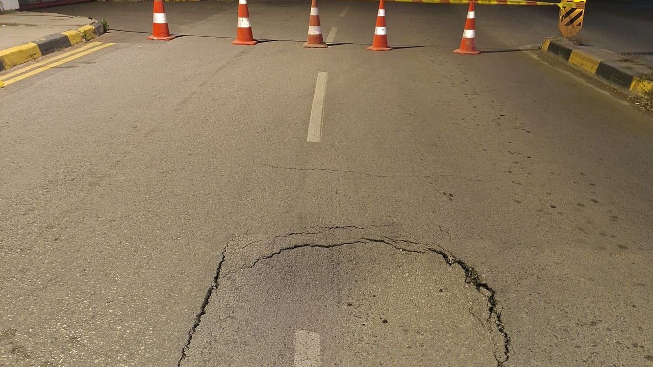 Lefkoşa'da Atatürk Caddesi üzerinde yolda çökme meydana geldi