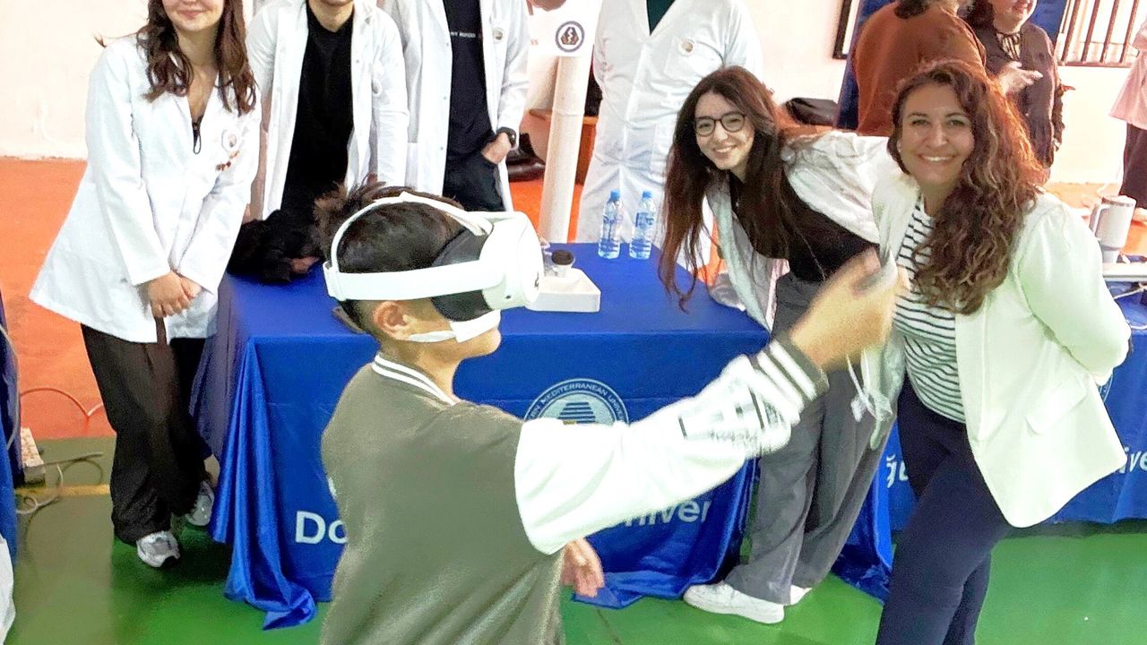 Çocuklara sanal gerçeklik gözlükleriyle beyinle ilgili deneyim