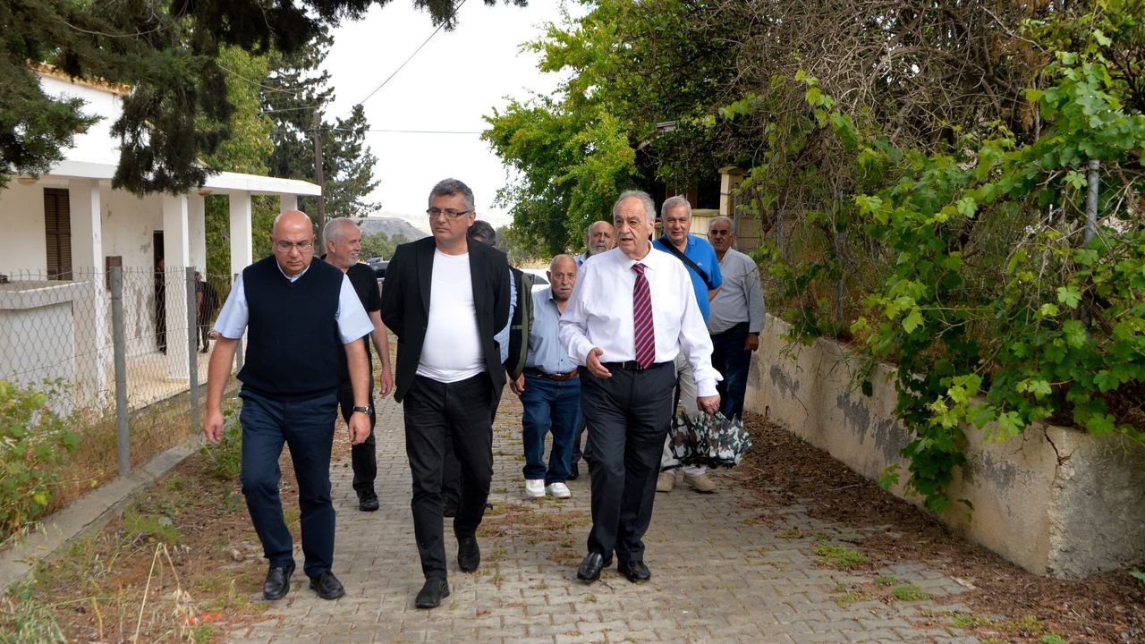 Erhürman Karapaşa Köyü'nü ziyaret etti