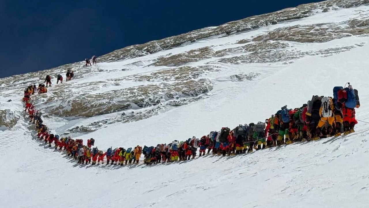 Everest Dağı'na bir günde 274 dağcı tırmanarak rekor kırdı