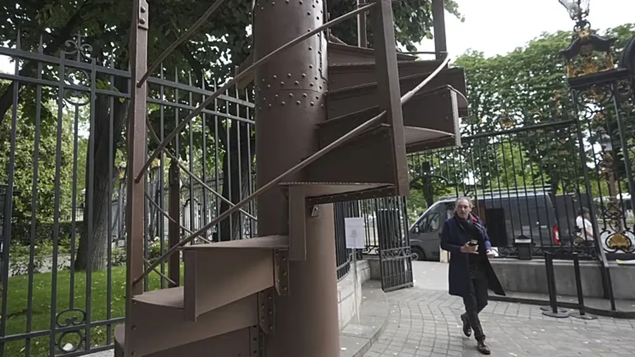 Eyfel Kulesi'nden sökülen parça rekor fiyata satıldı