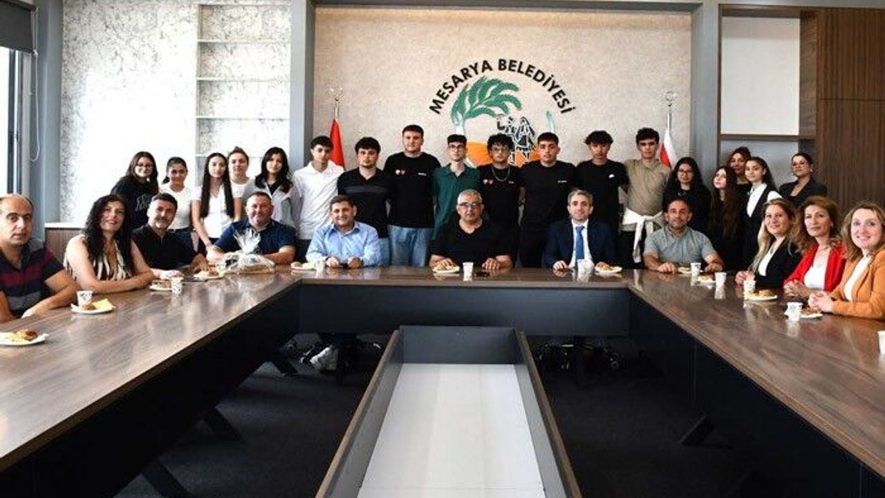 Polatpaşa Lisesi ve kardeş okulundan Mesarya Belediye Başkanı Latif’e 19 Mayıs ziyareti