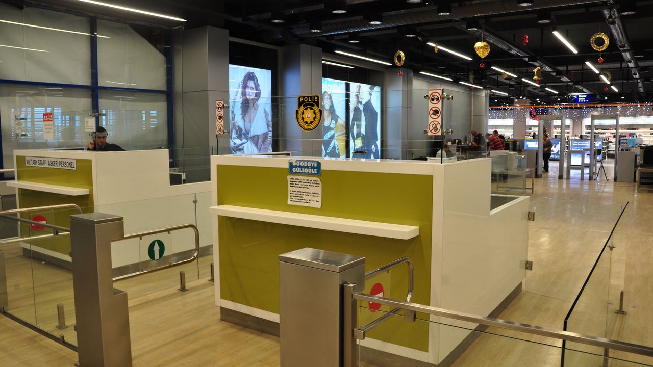 Sahte pasaportla işlem yapmaya çalıştı