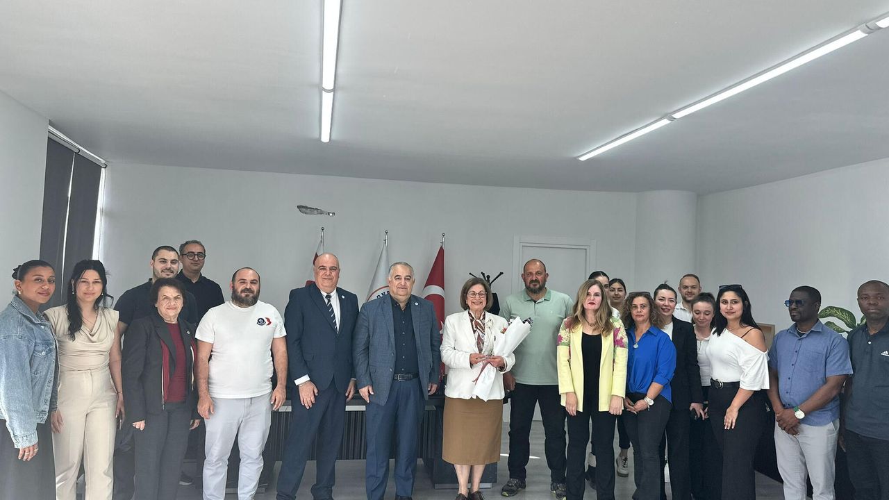 Dr. Tomris Mahirel’e yılın annesi ödülü verildi