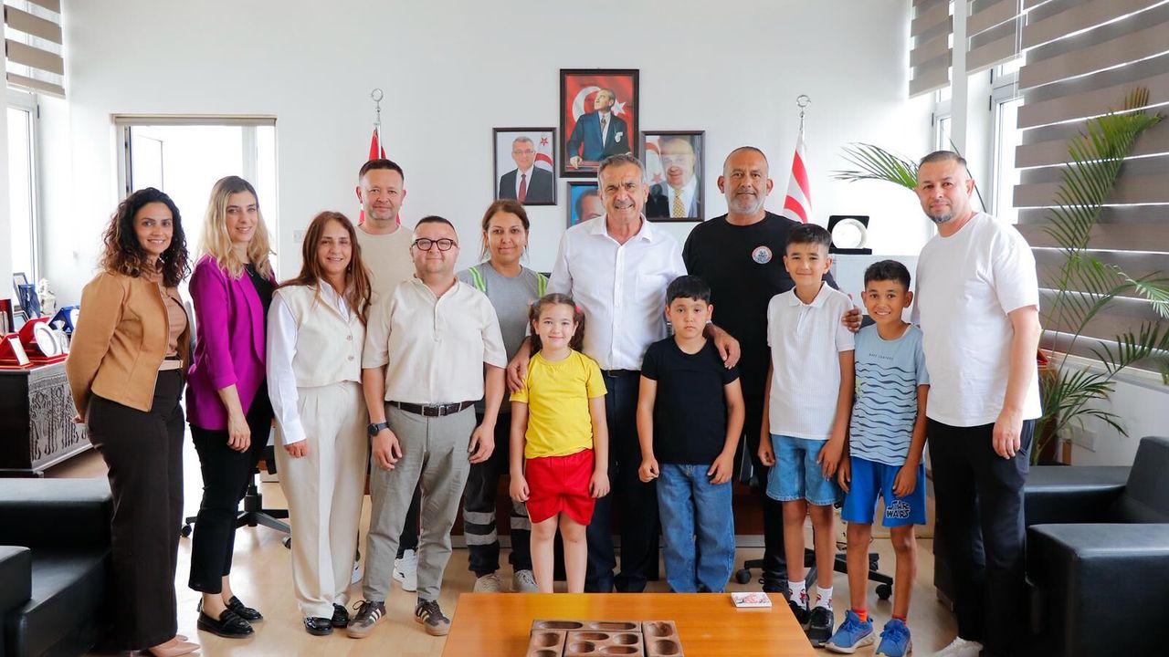 Uluçay, mahallelerinde çevre temizliği yapan çocuklara teşekkür etti