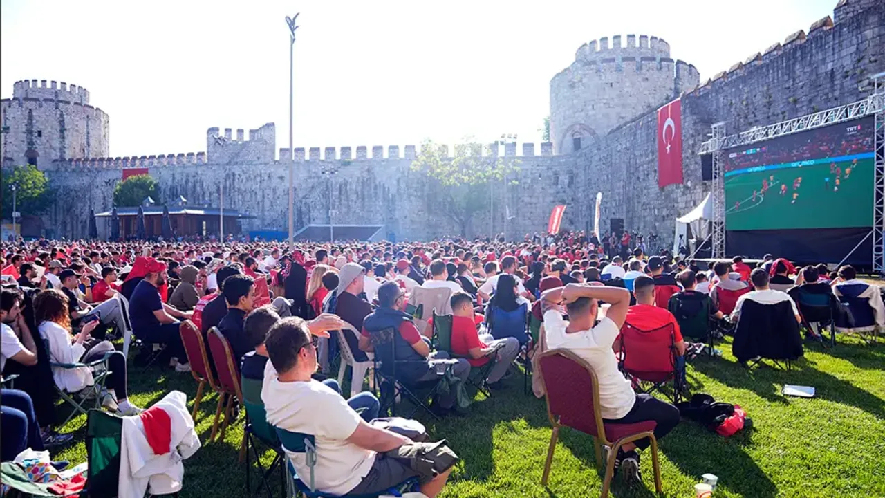 YKS nedeniyle meydanlara dev ekranlarda milli maç yayını yapılmayacak