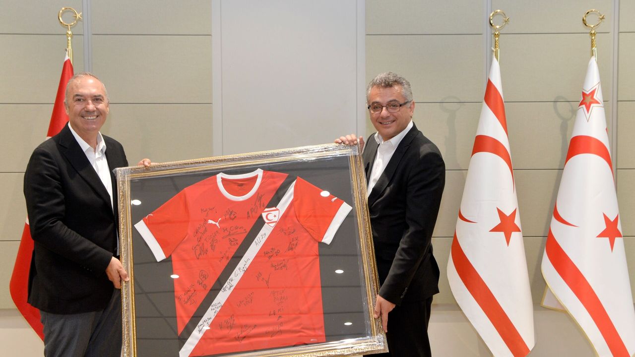 Erhürman, KKTC A Milli Futbol Takımı’nı kabul etti