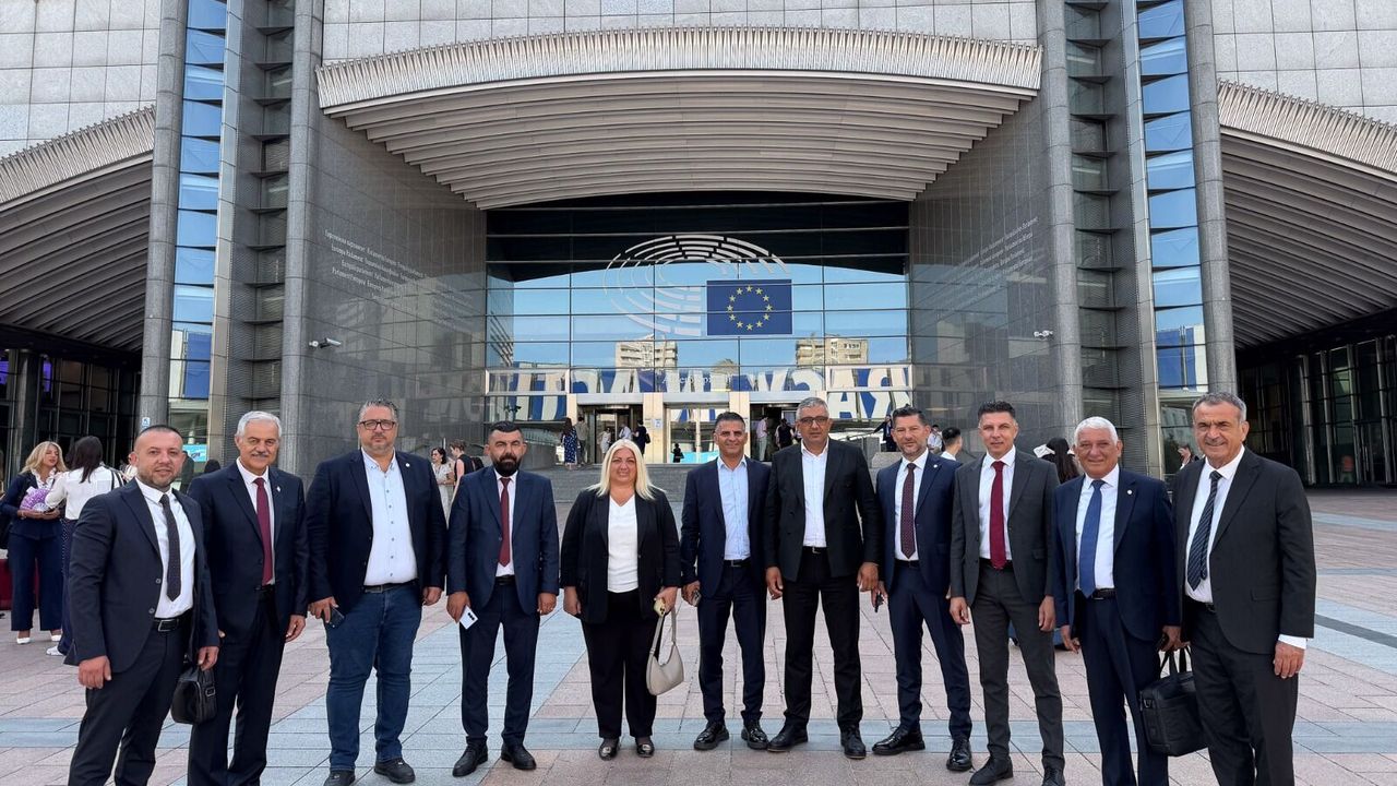 Belediye Birliği, başkanların katılımıyla Avrupa Parlamentosu’nda toplantıya katıldı