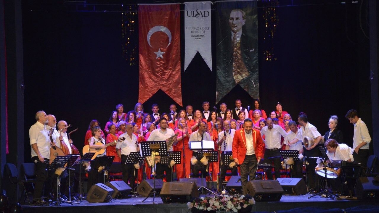 Altın Kalpler Korosu, "2. Bursa Korolar Festivali”nde sahne aldı