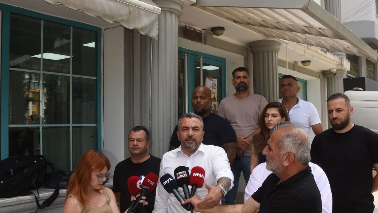 HÜR-İŞ Çalışma ve Sosyal Güvenlik Bakanlığı önünde asgari ücret masasının kurulmasını talep etti