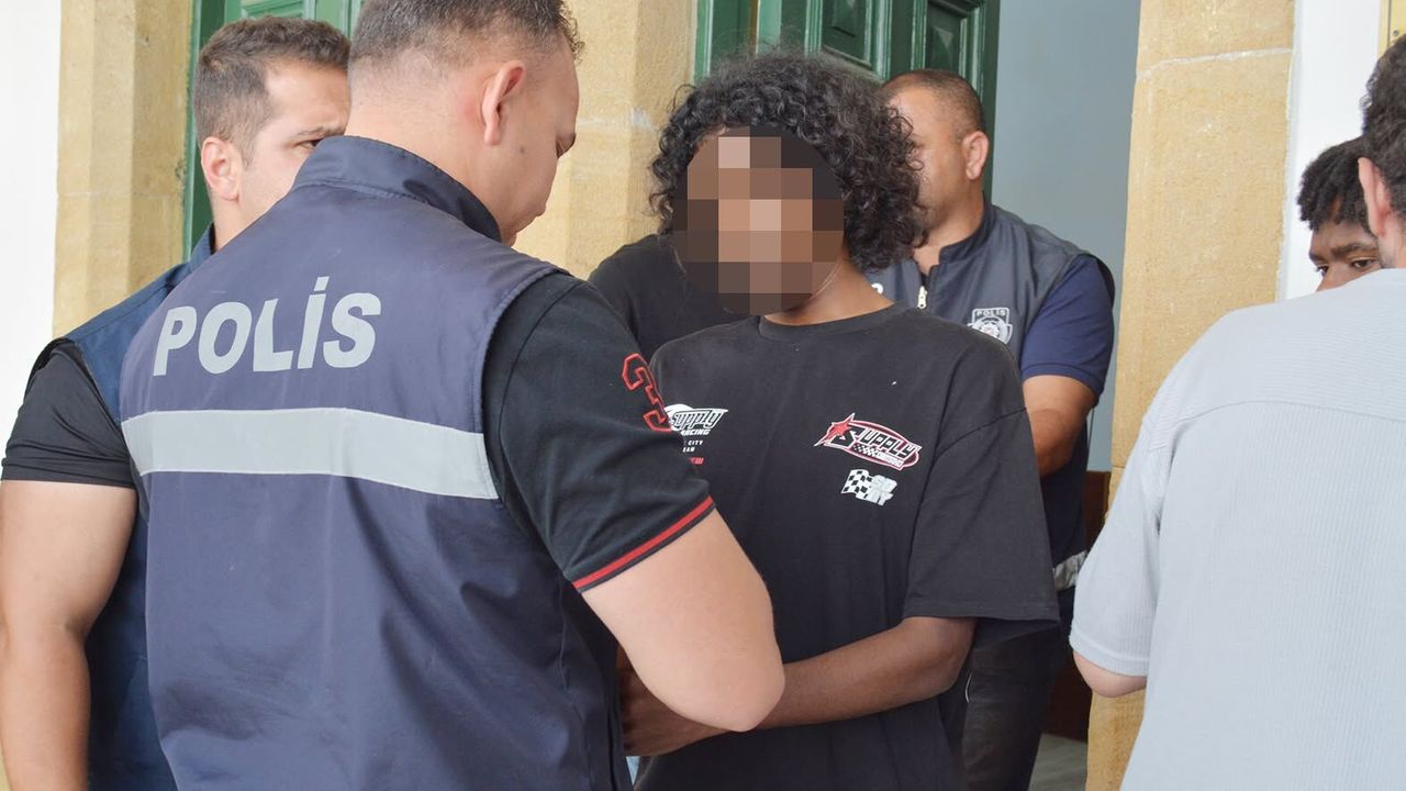 Cebinden ve yurt odasından uyuşturucu çıktı
